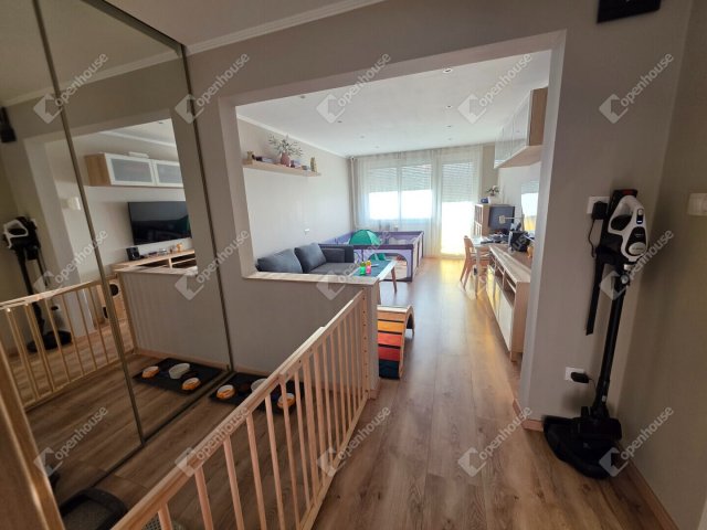 Eladó panellakás, Győrött 61.9 M Ft, 3 szobás