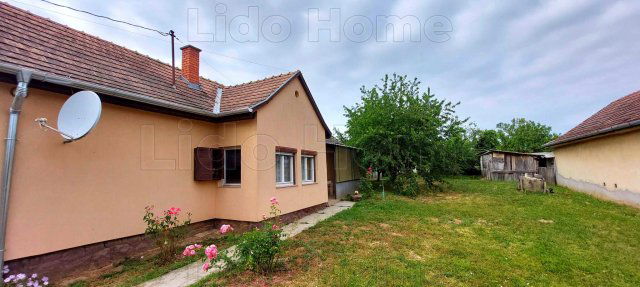 Eladó családi ház, Balatonendréden 35.9 M Ft, 11 szobás