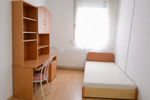 Eladó panellakás, Debrecenben 51.9 M Ft, 3 szobás