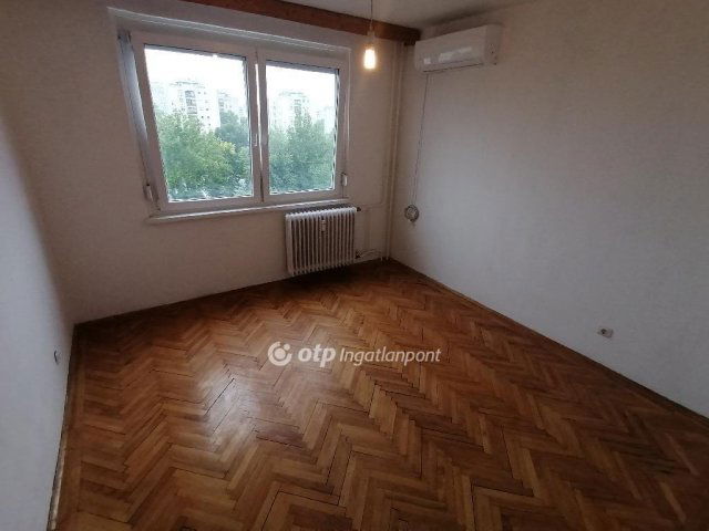 Eladó panellakás, Debrecenben 64.9 M Ft, 3 szobás