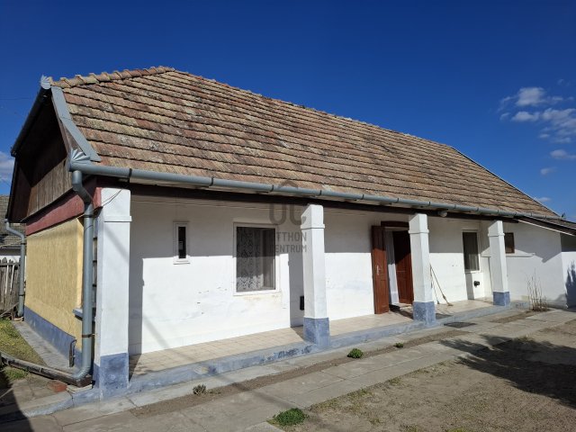 Eladó családi ház, Tápiószentmártonon 18 M Ft, 2 szobás