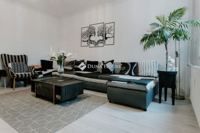 Eladó panellakás, Veszprémben 66.9 M Ft, 3 szobás