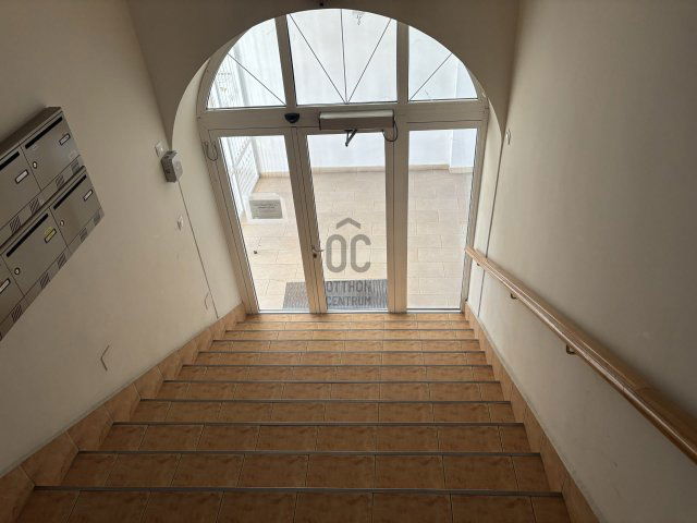 Eladó téglalakás, Várpalotán, Szabadság téren 65 M Ft