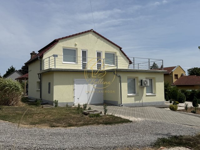 Eladó családi ház, Pécsett 99 M Ft, 3 szobás