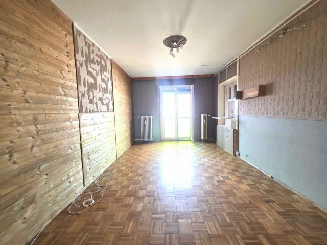 Eladó panellakás, Dunaújvárosban 32.9 M Ft, 1+3 szobás