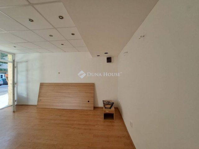 Eladó üzlethelyiség, Piliscsabán, Egyetem utcában 27 M Ft