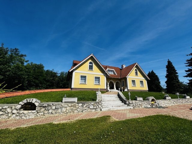 Eladó családi ház, Cserszegtomajon 230 M Ft, 9 szobás