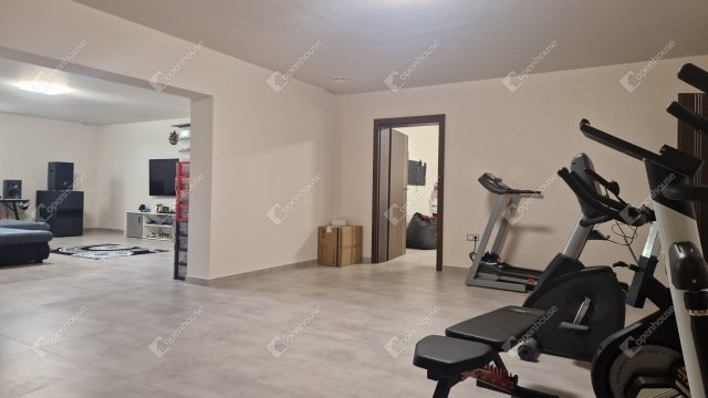 Eladó családi ház, Komáromban 450 M Ft, 7 szobás