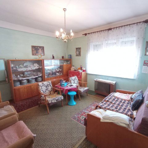 Eladó családi ház, Szegeden 39.95 M Ft, 2 szobás