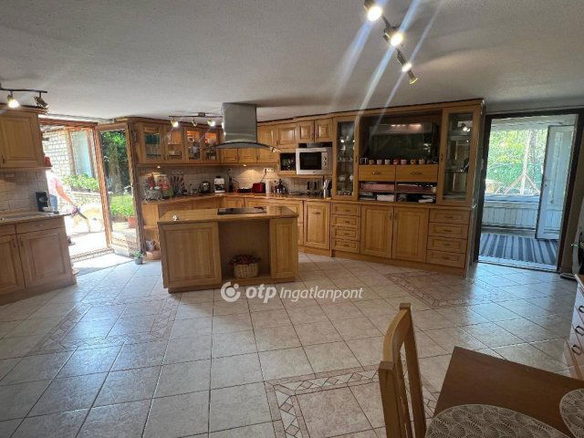 Eladó családi ház, Szigethalmon 199.9 M Ft, 5+2 szobás