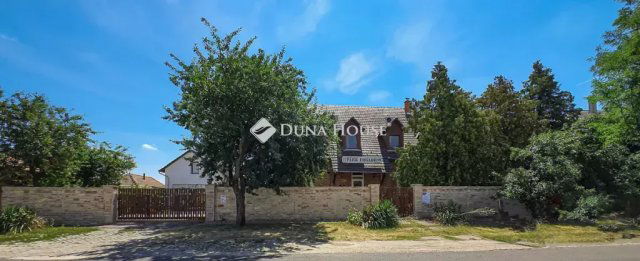 Eladó üzlethelyiség, Bakson 350 M Ft, 16 szobás