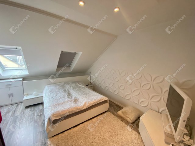 Eladó téglalakás, Szegeden 93 M Ft, 4 szobás