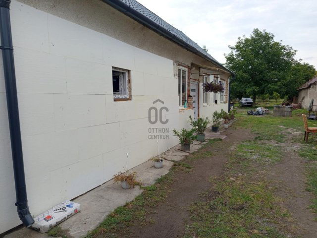 Eladó családi ház, Komáromban 29.5 M Ft, 2 szobás