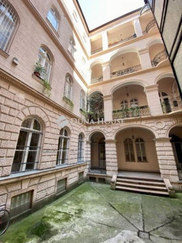 Eladó téglalakás, Budapesten, VI. kerületben 200 M Ft, 8 szobás