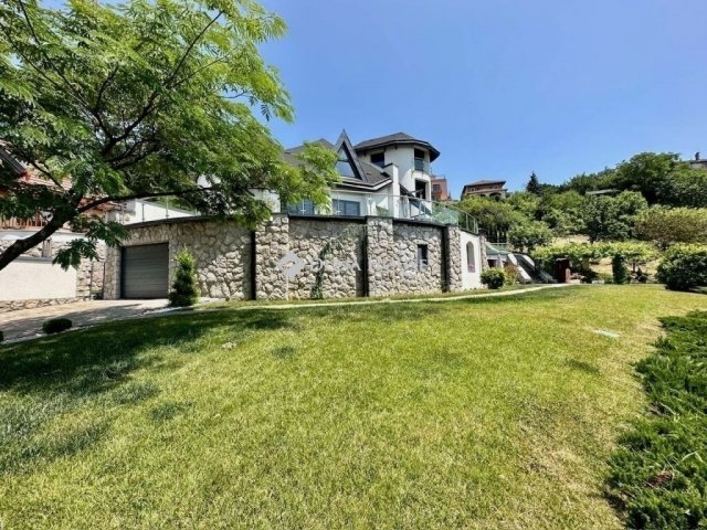 Eladó családi ház, Pécsett 425 M Ft, 6 szobás