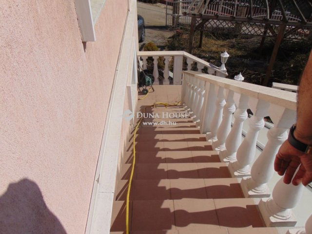 Eladó családi ház, Budaörsön 375 M Ft, 9 szobás