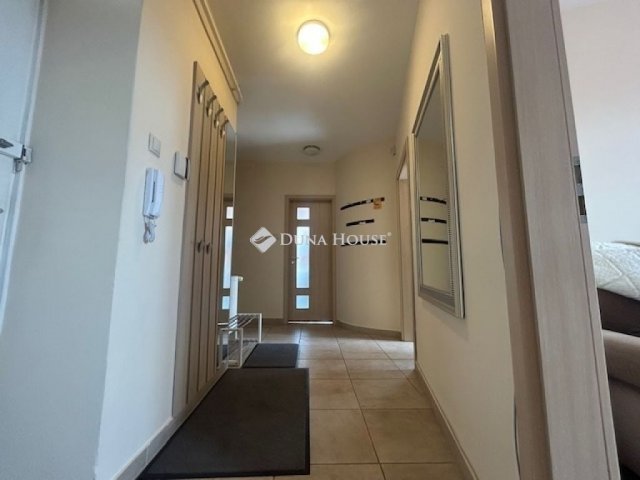 Eladó téglalakás, Pécsett 109.9 M Ft, 4 szobás