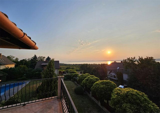 Eladó családi ház, Balatonföldváron 330 M Ft, 5 szobás