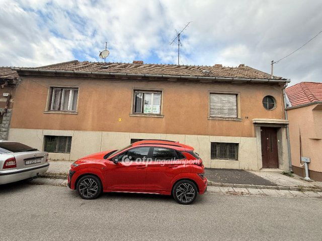 Eladó családi ház, Pécsett 44.9 M Ft, 2 szobás