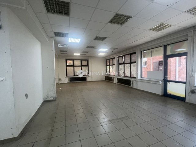 Eladó üzlethelyiség, Oroszlányban 115 M Ft