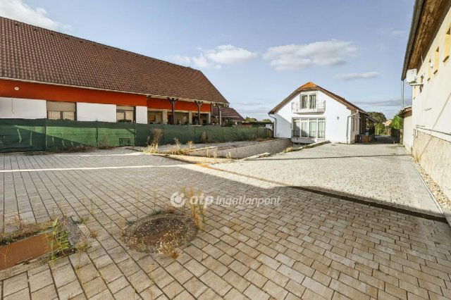 Eladó családi ház, Csomádon 155 M Ft, 4 szobás