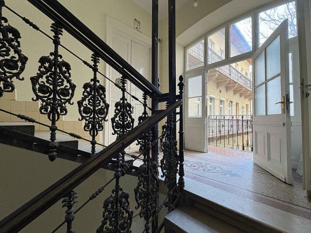 Eladó téglalakás, Budapesten, VI. kerületben, Csengery utcában