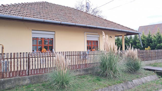 Eladó családi ház, Tószegen 41.9 M Ft, 3 szobás