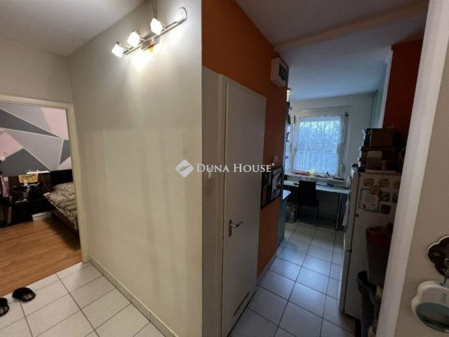 Eladó panellakás, Szegeden 46.5 M Ft, 1+1 szobás