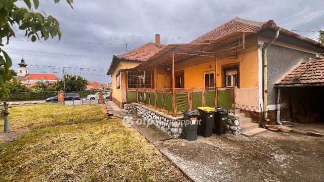 Eladó családi ház, Szentistvánon 15.9 M Ft, 3 szobás