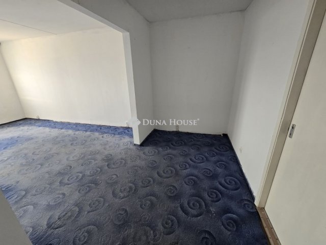 Eladó panellakás, Várpalotán 43.5 M Ft, 3 szobás