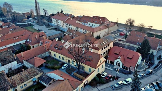 Eladó családi ház, Tatán 484 M Ft, 7 szobás