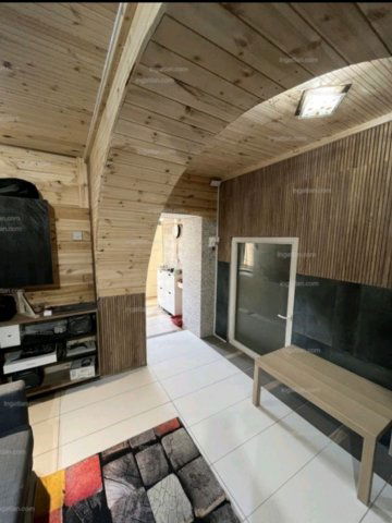 Eladó családi ház, Martonvásáron 19.5 M Ft, 12 szobás