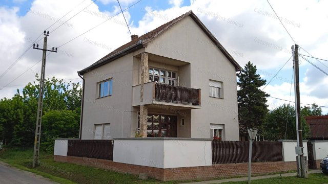 Eladó családi ház, Tiszaföldváron 34.9 M Ft, 4 szobás
