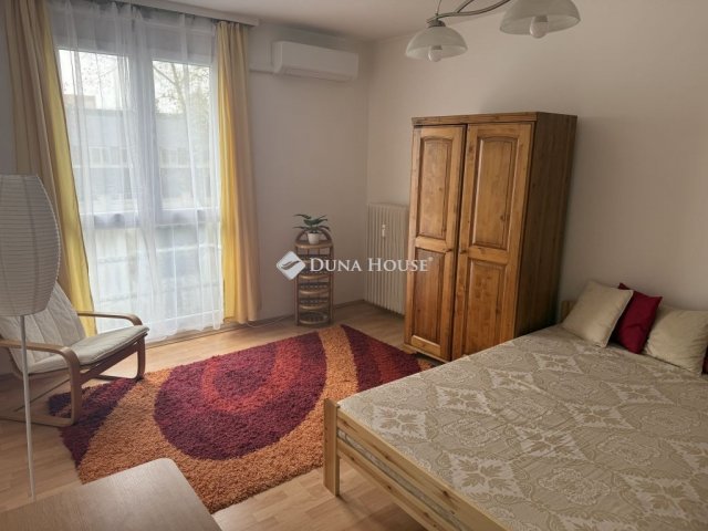 Kiadó panellakás, albérlet, Pécsett 150 E Ft / hó, 1+1 szobás