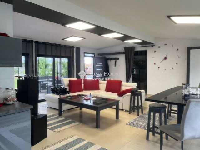 Eladó ipari ingatlan, Szentlőrinckátán 89.54 M Ft