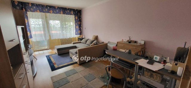 Eladó panellakás, Csornán 32.9 M Ft, 1 szobás