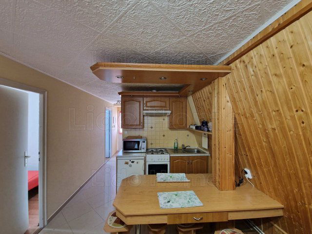 Eladó családi ház, Balatonszabadiban 79.9 M Ft, 16 szobás