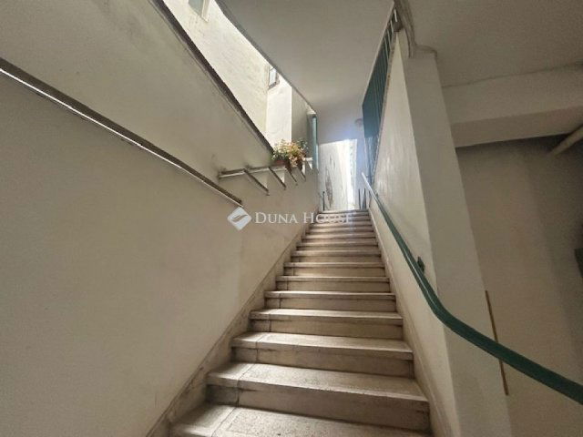 Eladó téglalakás, Pécsett 109.9 M Ft, 4 szobás