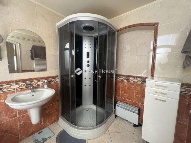 Eladó családi ház, Szegeden 150 M Ft, 4+1 szobás