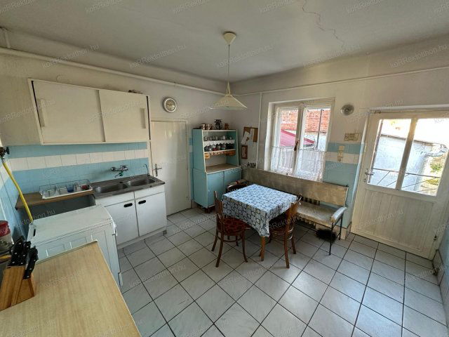 Eladó családi ház, Jászberényben 34.99 M Ft, 3 szobás