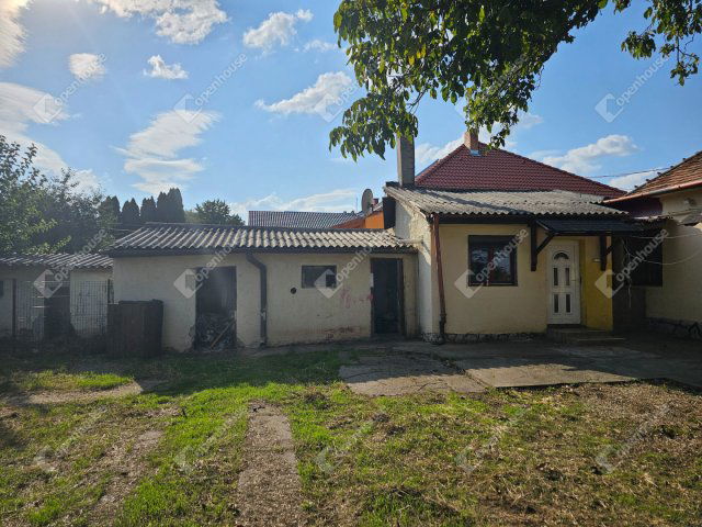 Eladó családi ház, Pécsett 38.9 M Ft, 2 szobás