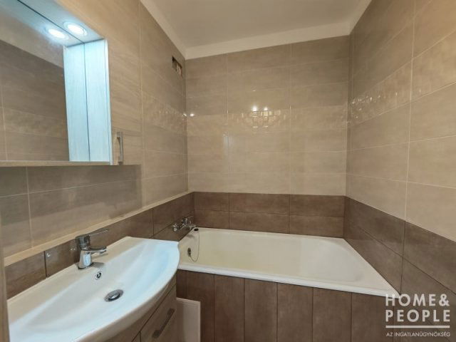 Eladó téglalakás, Szegeden 57.999 M Ft, 2+1 szobás