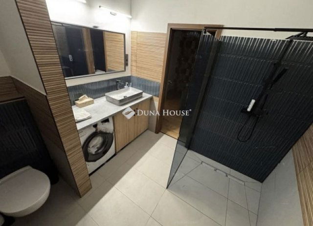 Eladó téglalakás, Esztergomban 125 M Ft, 5 szobás