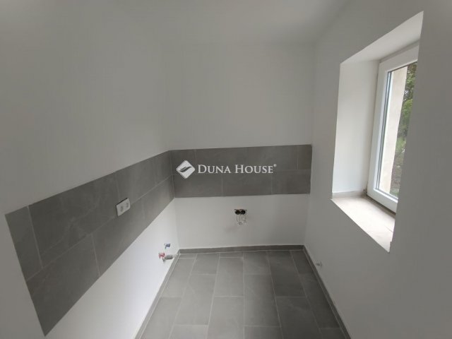 Eladó családi ház, Újszászon 18.5 M Ft, 2 szobás