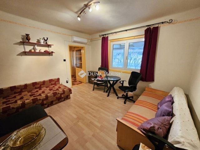 Eladó családi ház, Vecsésen 109.98 M Ft, 6 szobás