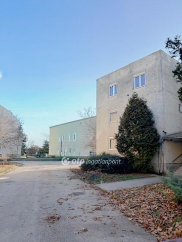 Eladó panellakás, Bábolnán 43.9 M Ft, 3 szobás