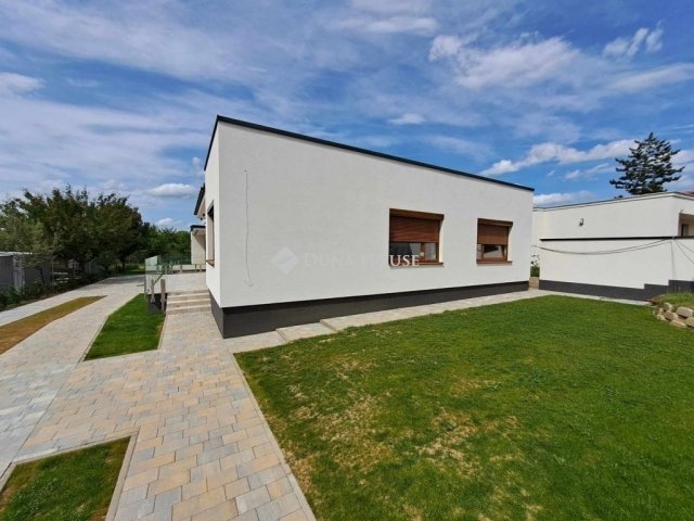 Eladó családi ház, Pécsett 118.9 M Ft, 4 szobás