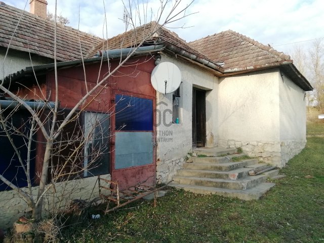 Eladó családi ház, Bezeréden 9.5 M Ft, 2 szobás
