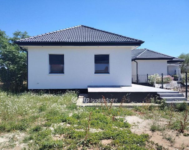 Eladó ikerház, Velencén 94.9 M Ft, 4 szobás