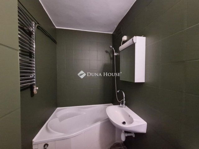 Eladó téglalakás, Pécsett 46.9 M Ft, 2 szobás